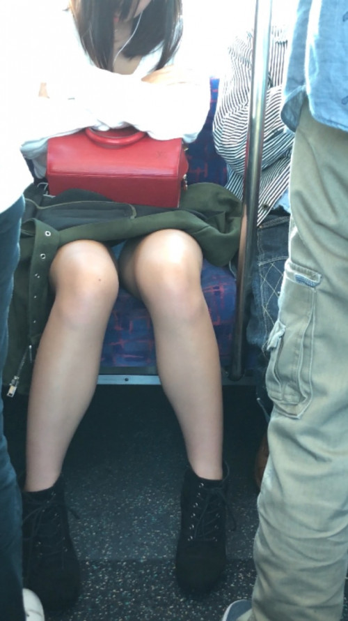 【電車盗撮】ミニスカートで電車乗るまんさん、対面の席からガッツリパンツ盗撮されてしまう・・・・（画像30枚）・11枚目