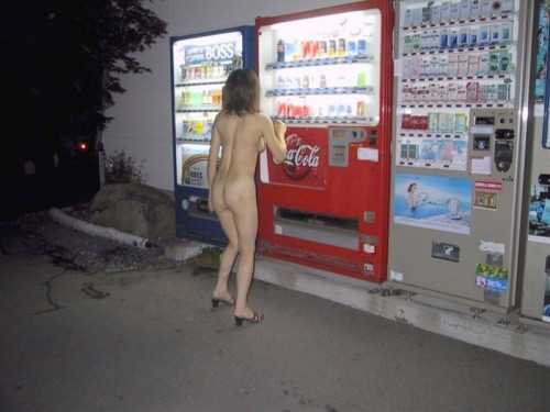 【露出エロ】暖かくなる頃に田舎に出没しがちな“自販機前露出女子”のエロ画像・23枚目