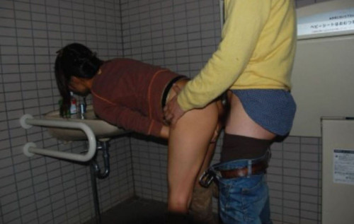 【トイレハメ撮り】金が無いのかそういう性癖なのか、公衆トイレの中でセックスしてる迷惑カップルのエロ画像・2枚目