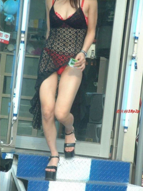 【ビンロウ売り】台湾でかつて見られたセクシー衣装で噛みタバコを売る“檳榔西施”のエロ画像・6枚目