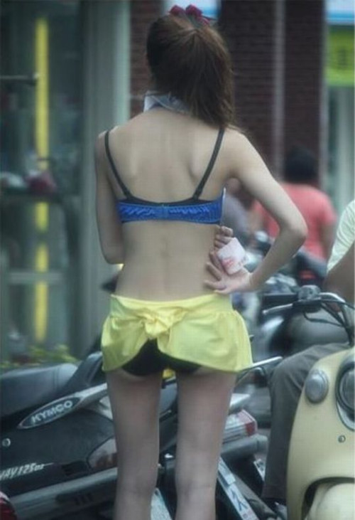 【ビンロウ売り】台湾でかつて見られたセクシー衣装で噛みタバコを売る“檳榔西施”のエロ画像・18枚目