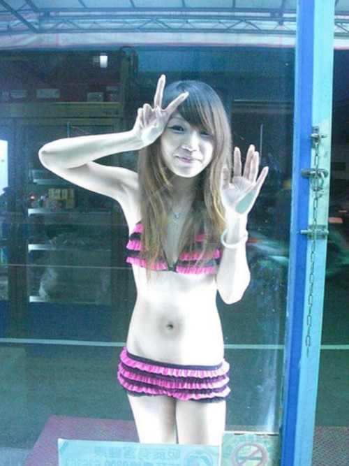 【ビンロウ売り】台湾でかつて見られたセクシー衣装で噛みタバコを売る“檳榔西施”のエロ画像・26枚目