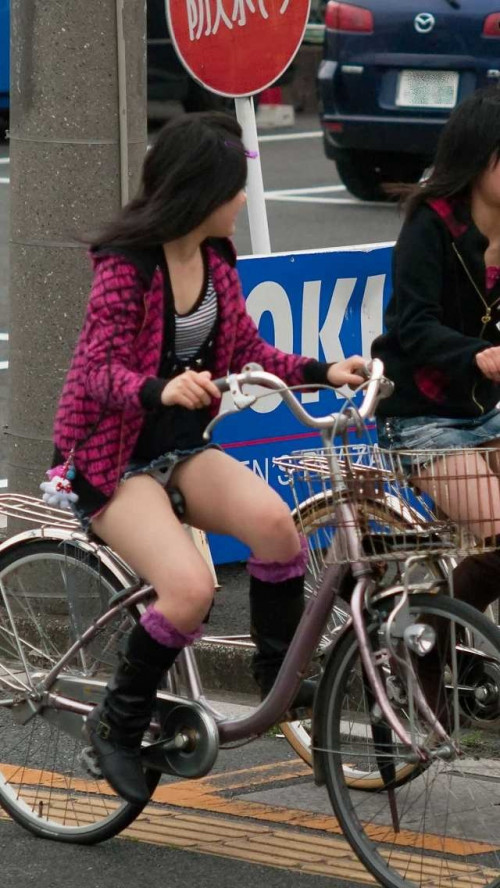 【自転車パンチラ】ミニスカ姿のまま自転車漕ぐまんさん、ガッツリパンチラを盗撮される！！（エロ画像33枚）・8枚目