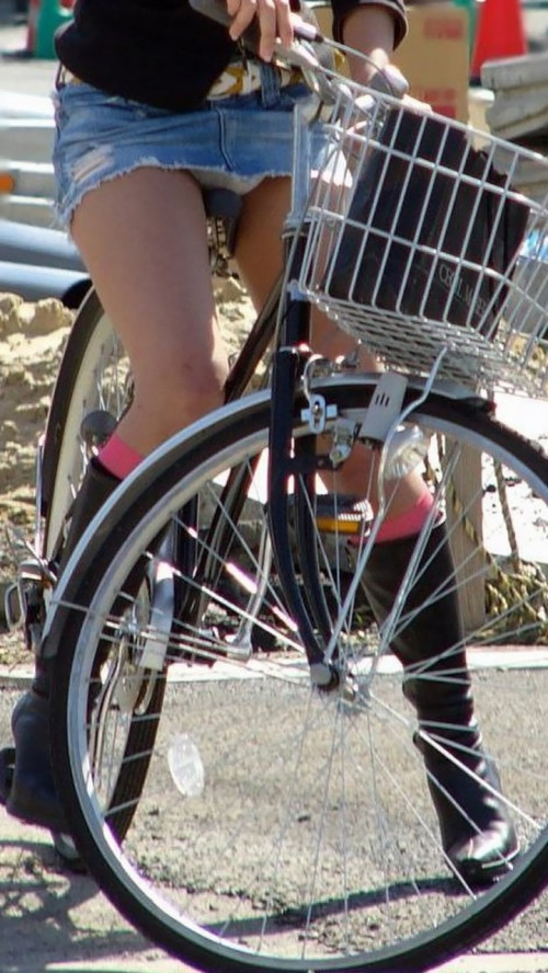 【自転車パンチラ】ミニスカ姿のまま自転車漕ぐまんさん、ガッツリパンチラを盗撮される！！（エロ画像33枚）・21枚目