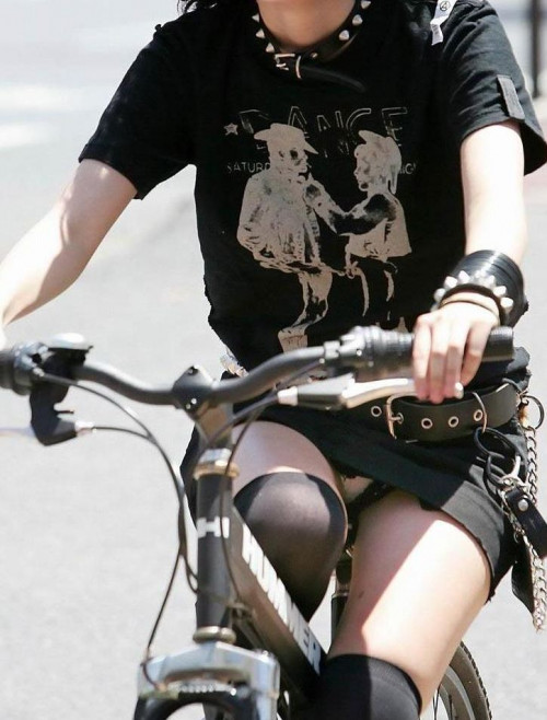 【自転車パンチラ】ミニスカ姿のまま自転車漕ぐまんさん、ガッツリパンチラを盗撮される！！（エロ画像33枚）・28枚目