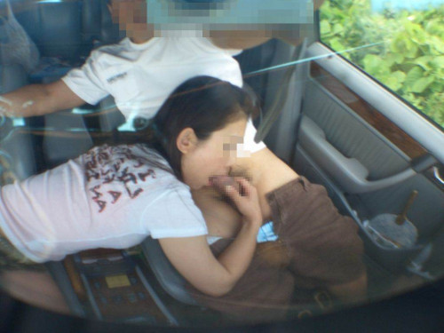 【カーフェラ画像】ドライブ中の手慰みに車内フェラしてくれる出来た素人彼女のエロ画像・5枚目