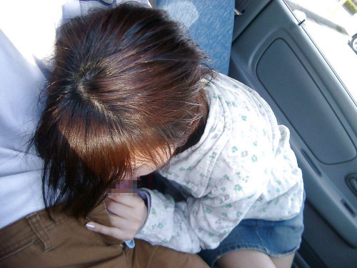 【カーフェラ画像】ドライブ中の手慰みに車内フェラしてくれる出来た素人彼女のエロ画像・7枚目