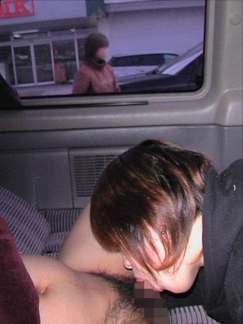 【カーフェラ画像】ドライブ中の手慰みに車内フェラしてくれる出来た素人彼女のエロ画像・23枚目