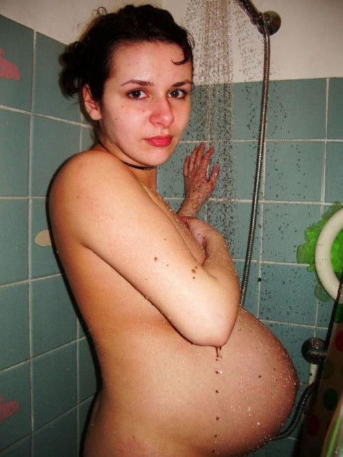 【外人ボテ腹エロ】妊娠中に意識高い系のまんさんが撮ってしまいがちな“マタニティヌード”のエロ画像・9枚目