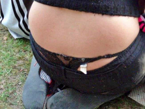 【ローライズエロ】ズリ下げたパンツの後ろからおもっくそ見えてる“ローライズTバック”のエロ画像・16枚目