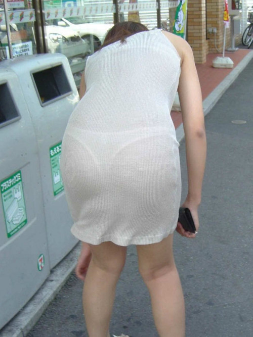【透けパン】白いパンツやスカートから下着が思っくそ透けてる“透けパン素人”の街撮りエロ画像・19枚目
