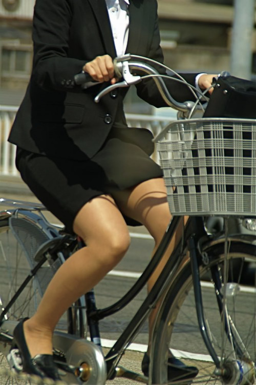 【美脚エロ】タイトスカートで自転車通勤、OLさんの美脚を愛でるエロ画像がコチラｗｗｗｗｗ・9枚目
