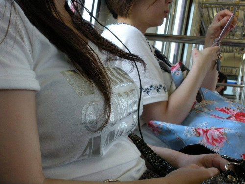 【電車おっぱい】ギリギリ見つかっても捕まらない電車内着衣巨乳盗撮のエロ画像・19枚目