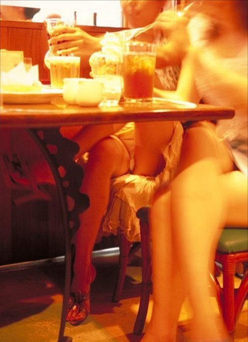【テーブル下盗撮】店のテーブル下から女の子のパンツをこっそり盗撮してるアンダーtheテーブルのエロ画像・26枚目