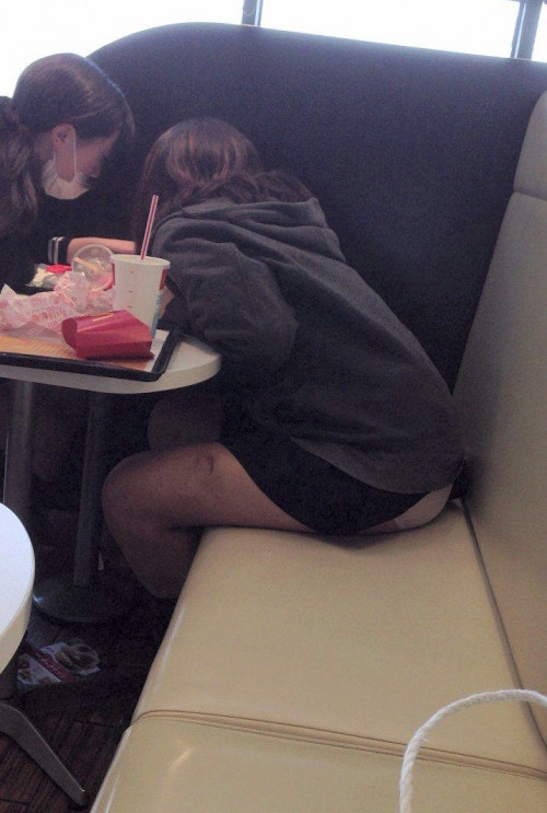【テーブル下盗撮】店のテーブル下から女の子のパンツをこっそり盗撮してるアンダーtheテーブルのエロ画像・34枚目