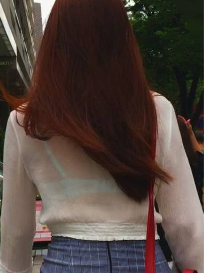 【ブラ線】夏場の薄着でブラジャーの線が背中側に透けてる女の子のエロ画像・11枚目
