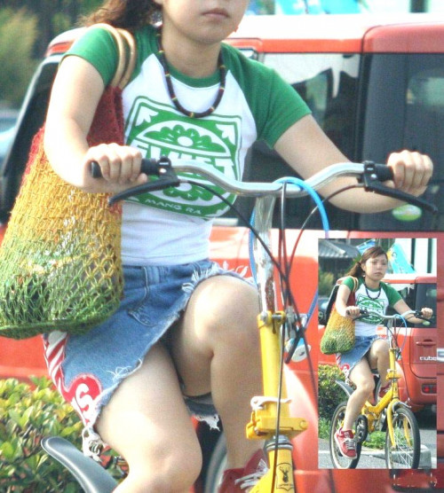 【パンチラ盗撮】ミニスカで自転車に乗る女の子を狙ったパンチラ自転車盗撮画像！！・10枚目