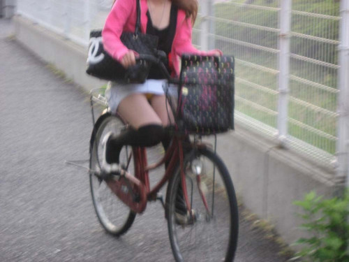 【パンチラ盗撮】ミニスカで自転車に乗る女の子を狙ったパンチラ自転車盗撮画像！！・12枚目