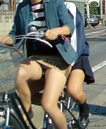 【パンチラ盗撮】ミニスカで自転車に乗る女の子を狙ったパンチラ自転車盗撮画像！！・13枚目