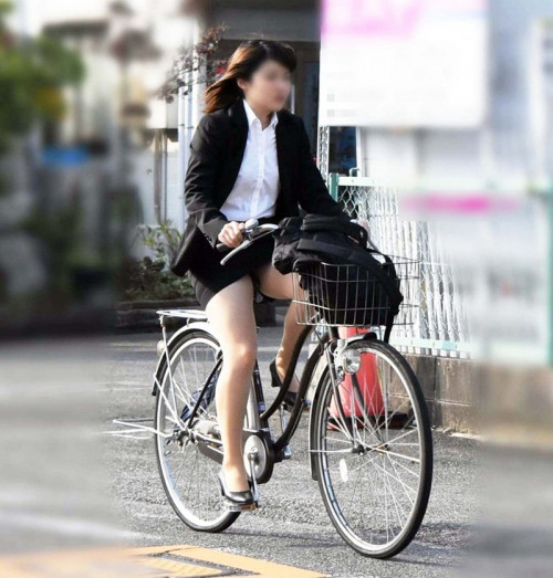 【パンチラ盗撮】ミニスカで自転車に乗る女の子を狙ったパンチラ自転車盗撮画像！！・16枚目