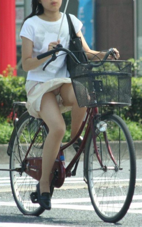 【パンチラ盗撮】ミニスカで自転車に乗る女の子を狙ったパンチラ自転車盗撮画像！！・18枚目
