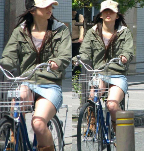【パンチラ盗撮】ミニスカで自転車に乗る女の子を狙ったパンチラ自転車盗撮画像！！・20枚目