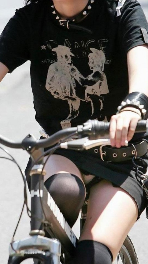 【パンチラ盗撮】ミニスカで自転車に乗る女の子を狙ったパンチラ自転車盗撮画像！！・22枚目