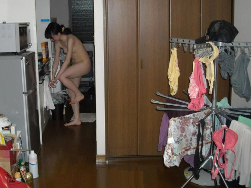 【裸族】風呂上がりは全裸クーラーがジャスティスな裸族系女子のエロ画像！！・29枚目