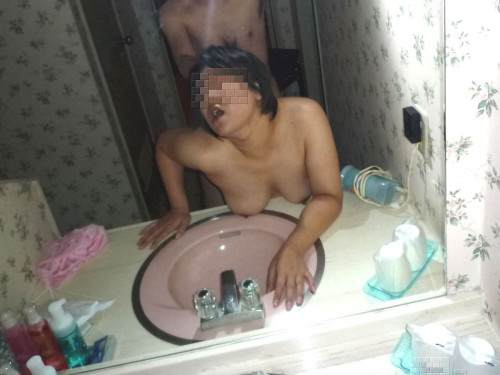 【鏡ハメ撮り】素人カップルがラブホの洗面所でやってしまいがちな“鏡前ハメ撮り”のエロ画像・4枚目