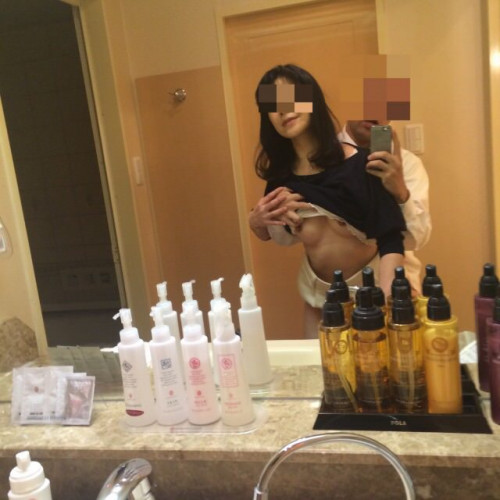 【鏡ハメ撮り】素人カップルがラブホの洗面所でやってしまいがちな“鏡前ハメ撮り”のエロ画像・8枚目