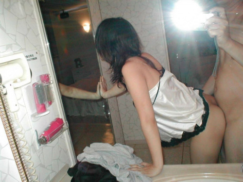 【鏡ハメ撮り】素人カップルがラブホの洗面所でやってしまいがちな“鏡前ハメ撮り”のエロ画像・25枚目