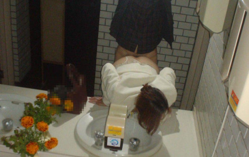 【鏡ハメ撮り】素人カップルがラブホの洗面所でやってしまいがちな“鏡前ハメ撮り”のエロ画像・43枚目