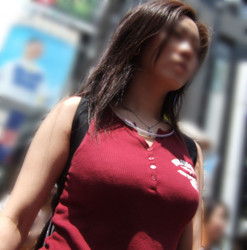 【着衣巨乳】おっぱい強調しまくって男に見られる気マンマンな着衣巨乳女子の街撮り画像・40枚目