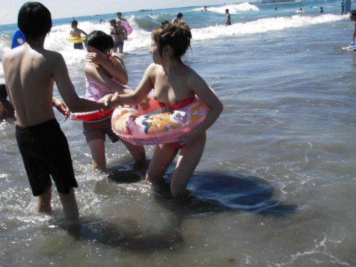 【ハプニン具】波に攫われて色んな所がポロリしちゃってるビーチハプニングのエロ画像！・6枚目