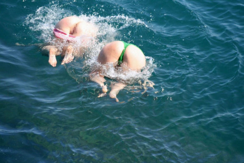 【ハプニン具】波に攫われて色んな所がポロリしちゃってるビーチハプニングのエロ画像！・13枚目