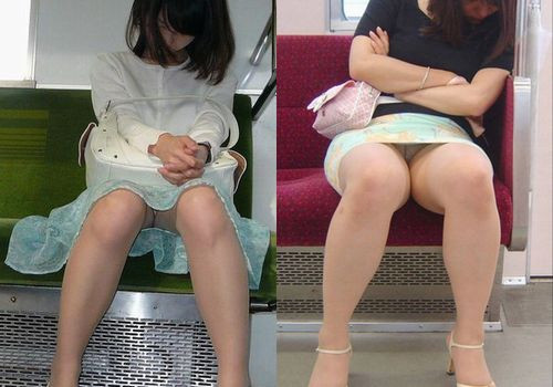 【パンチラ盗撮】ミニスカ電車でガッツリパンツ見えてる女の子を対面座席から隠し撮りしたエロ画像・1枚目