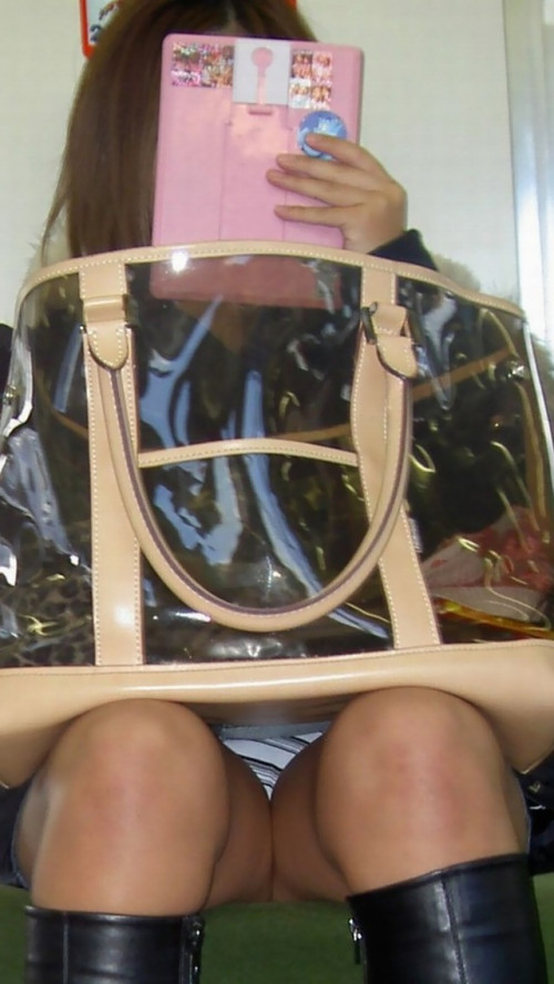 【パンチラ盗撮】ミニスカ電車でガッツリパンツ見えてる女の子を対面座席から隠し撮りしたエロ画像・10枚目