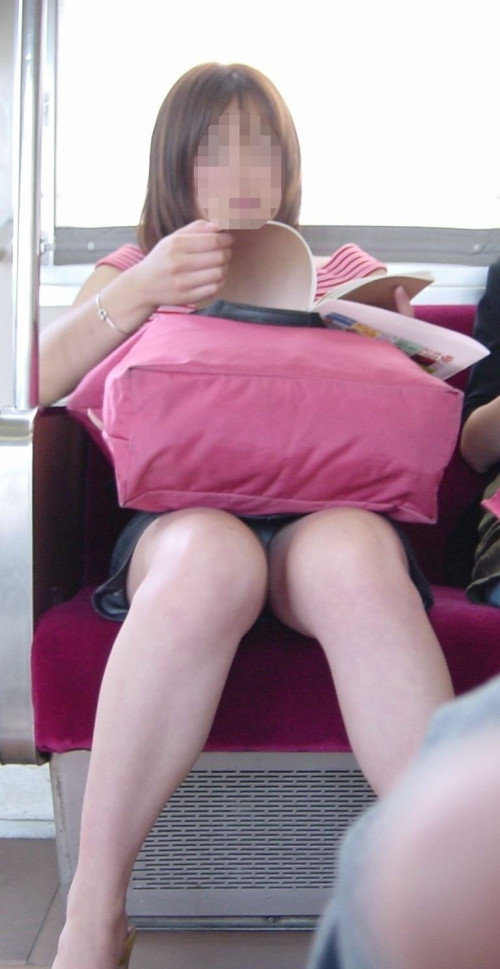 【パンチラ盗撮】ミニスカ電車でガッツリパンツ見えてる女の子を対面座席から隠し撮りしたエロ画像・14枚目
