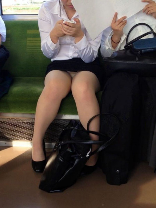 【パンチラ盗撮】ミニスカ電車でガッツリパンツ見えてる女の子を対面座席から隠し撮りしたエロ画像・18枚目