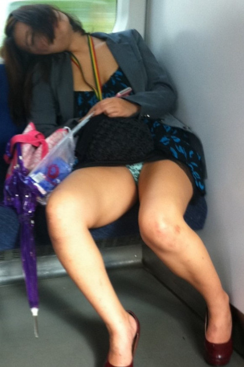 【パンチラ盗撮】ミニスカ電車でガッツリパンツ見えてる女の子を対面座席から隠し撮りしたエロ画像・20枚目