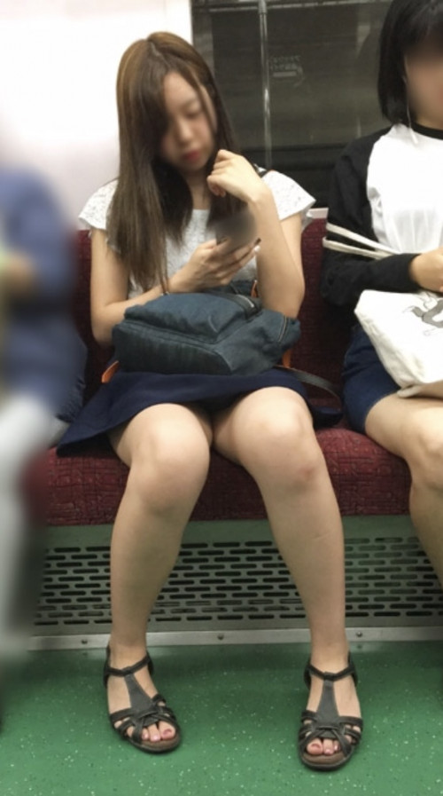 【パンチラ盗撮】ミニスカ電車でガッツリパンツ見えてる女の子を対面座席から隠し撮りしたエロ画像・22枚目