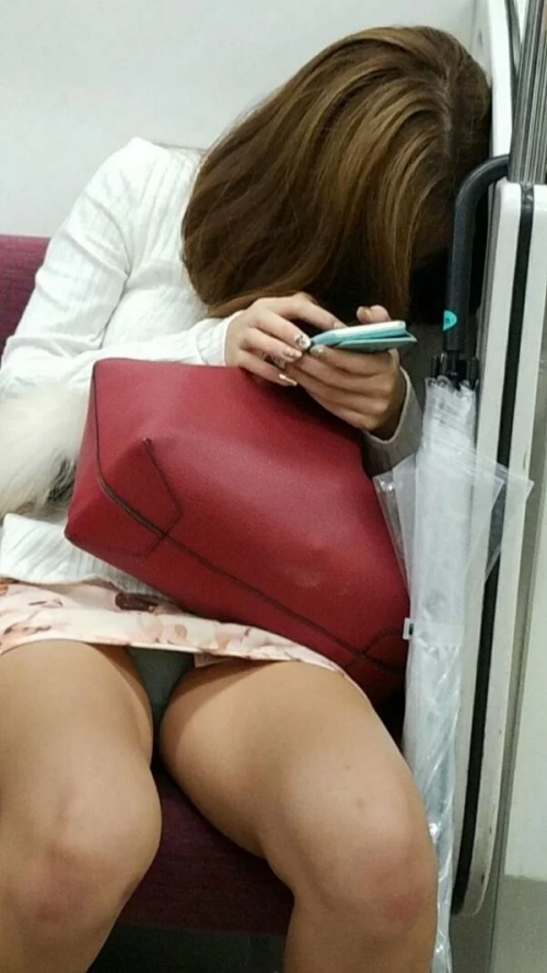 【パンチラ盗撮】ミニスカ電車でガッツリパンツ見えてる女の子を対面座席から隠し撮りしたエロ画像・24枚目