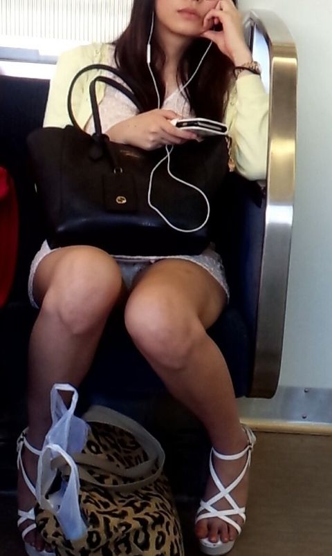 【パンチラ盗撮】ミニスカ電車でガッツリパンツ見えてる女の子を対面座席から隠し撮りしたエロ画像・35枚目