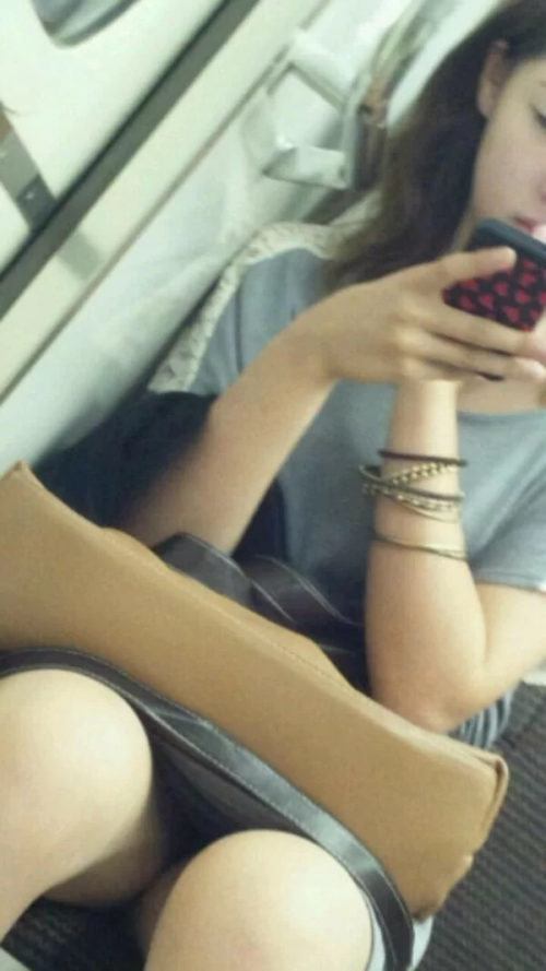 【パンチラ盗撮】ミニスカ電車でガッツリパンツ見えてる女の子を対面座席から隠し撮りしたエロ画像・36枚目