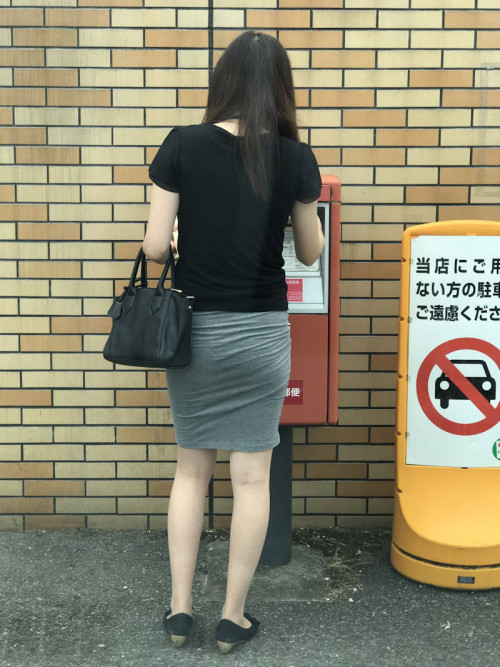 【街撮りタイトスカート】OLタイトスカートという日本人の短足寸胴体型を見事に隠しているお尻盗撮エロ画像・7枚目