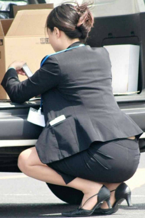 【街撮りタイトスカート】OLタイトスカートという日本人の短足寸胴体型を見事に隠しているお尻盗撮エロ画像・12枚目