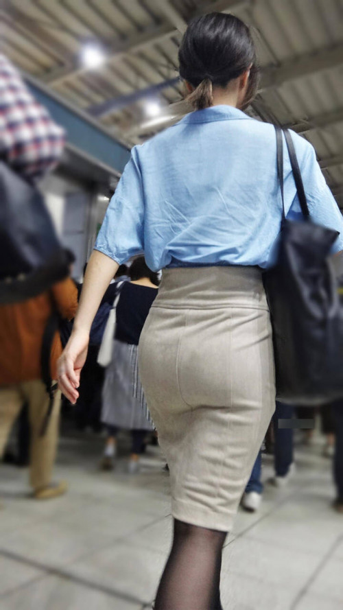 【街撮りタイトスカート】OLタイトスカートという日本人の短足寸胴体型を見事に隠しているお尻盗撮エロ画像・14枚目