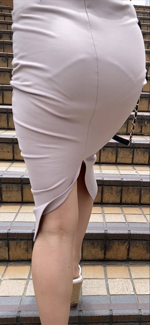 【街撮りタイトスカート】OLタイトスカートという日本人の短足寸胴体型を見事に隠しているお尻盗撮エロ画像・15枚目