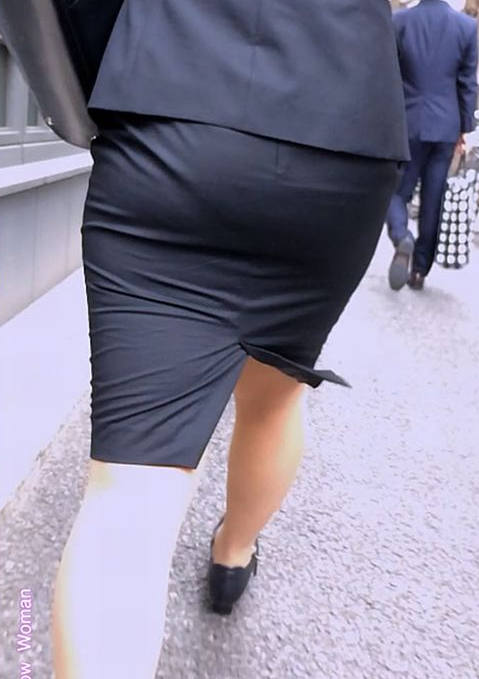 【街撮りタイトスカート】OLタイトスカートという日本人の短足寸胴体型を見事に隠しているお尻盗撮エロ画像・24枚目