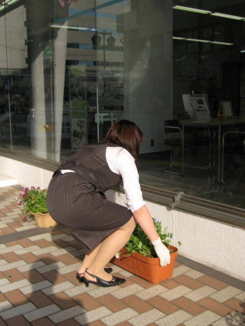 【街撮りタイトスカート】OLタイトスカートという日本人の短足寸胴体型を見事に隠しているお尻盗撮エロ画像・28枚目
